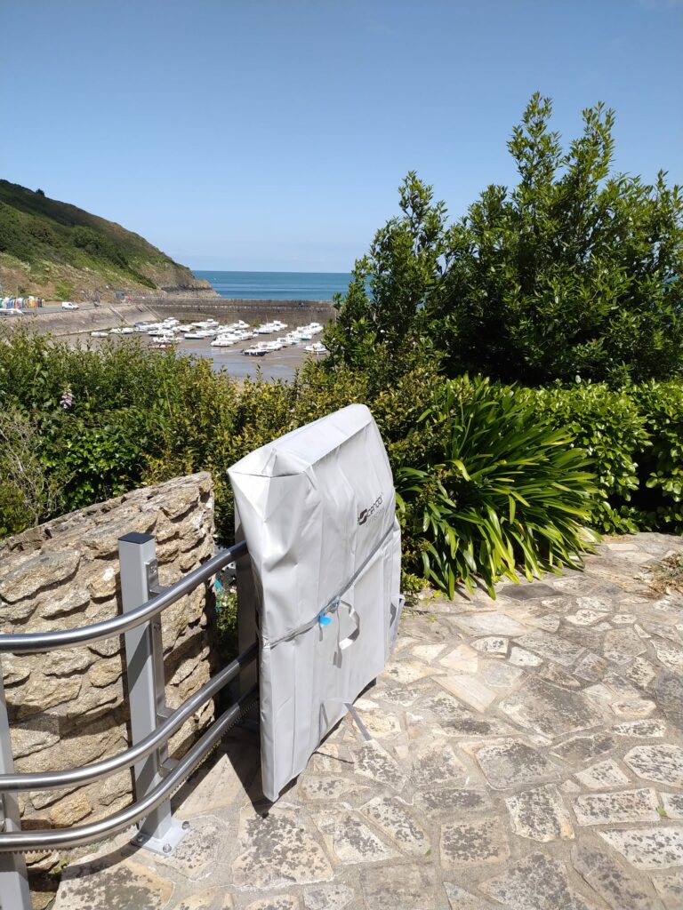 plateforme extérieure monte escaliers installée par Pelerin Accessibilite