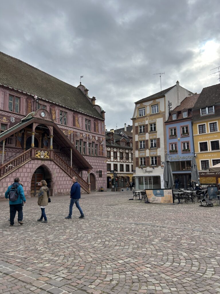 photo du centre ville de mulhouse avec de jolies facades colorées